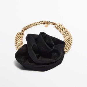 Choker necklace with flower detail